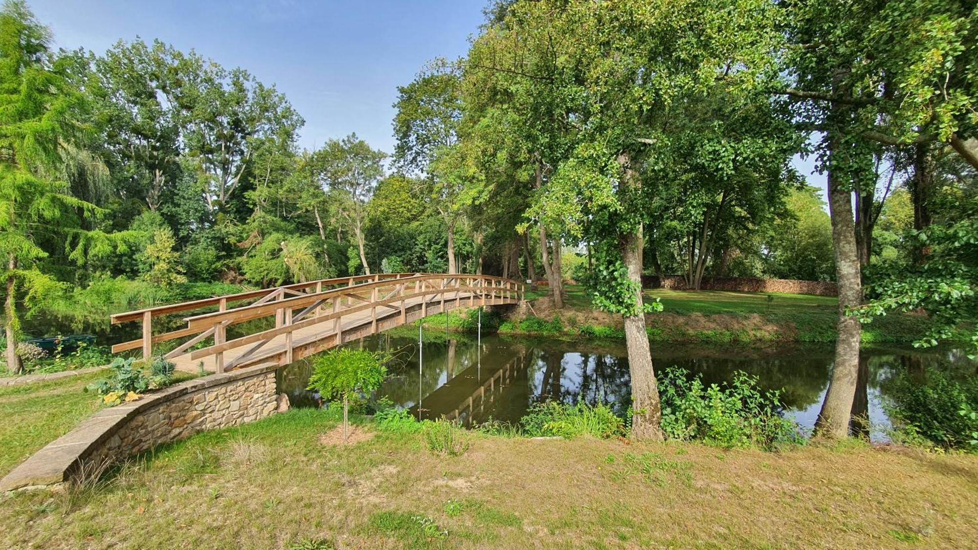 Au Fil De L'Eau Panzió La Chapelle-Saint-Aubin Kültér fotó